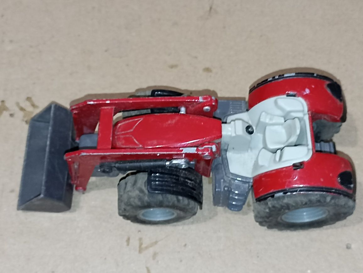 Model traktoru z lemieszem załadowczym massey ferguson siku 1977