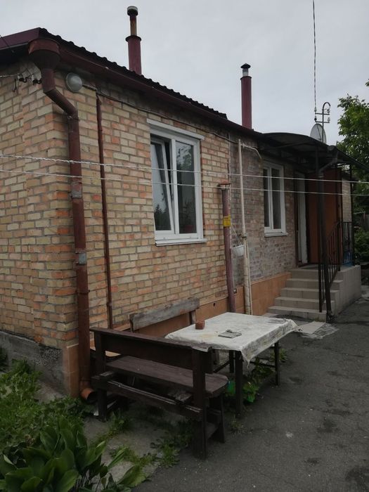 Задається кімната в приватному будинку для дівчаток.