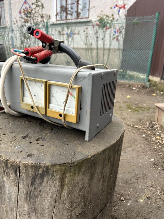 Автомобільний зарядний пристрій