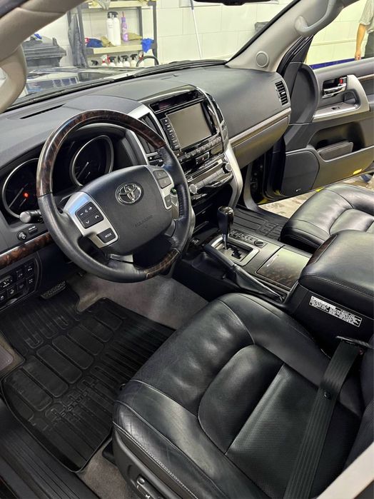 Тойота крузак 200 майже новий, можливий обмін на нерухомість в центрі