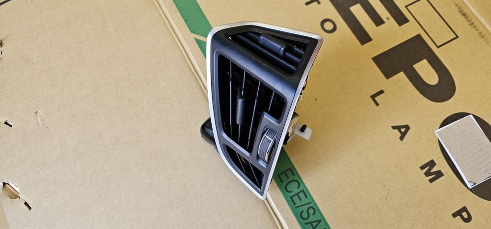 Kratki wentylacji prawa i lewa komplet Ford C-Max MK2 AM51-R018B08-AFW