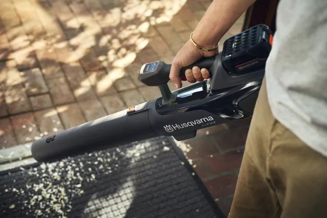 Dmuchawa Do Liści Akumulatorowa Husqvarna Aspire B8X-P4A zestaw