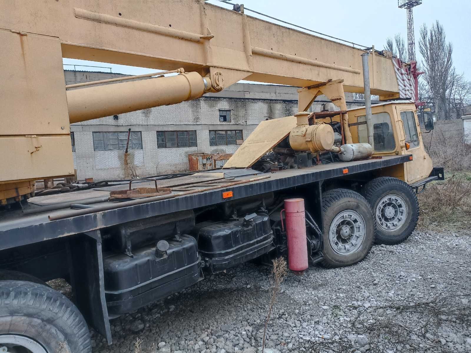 Днепр-Бумер (Bumar) в/п 40 тон, стріла 27 метрів. Новий двигун та КПП.