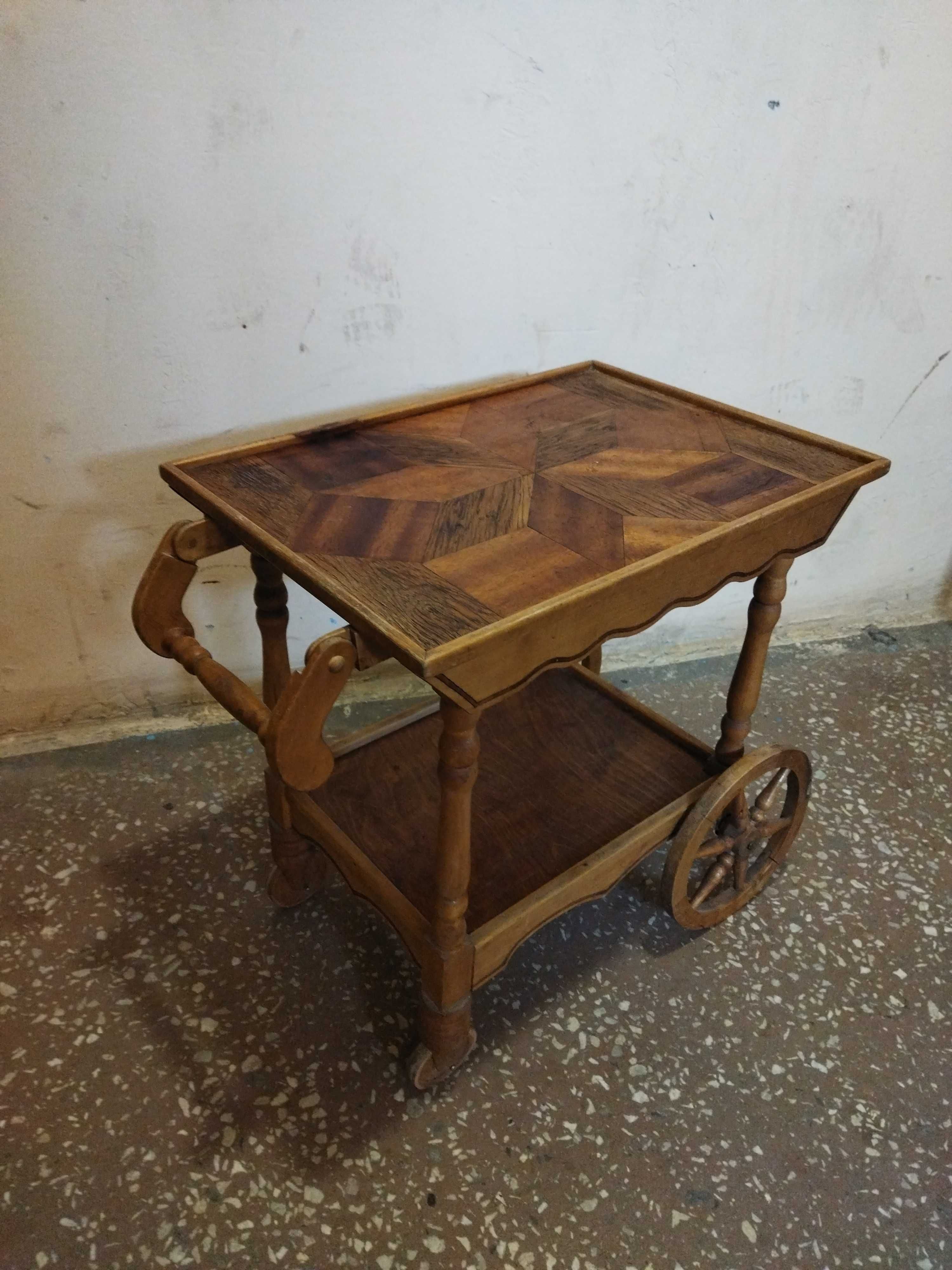 Продам старинный маленький столик на колёсах и стул.