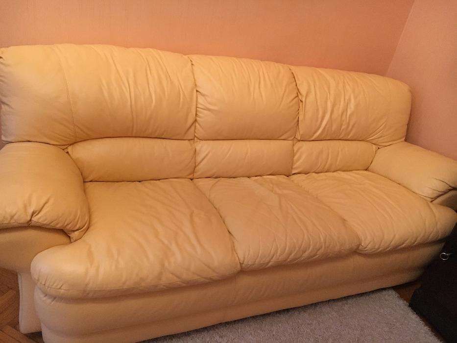 Кожаный комплект диван + два кресла (одно раскладывается)