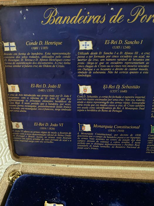 Coleção completa Pins Bandeiras de Portugal, com estojo