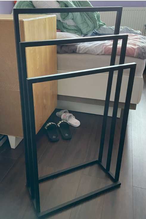Wieszak na ręczniki wolnostojący czarny metal loft nowoczesny