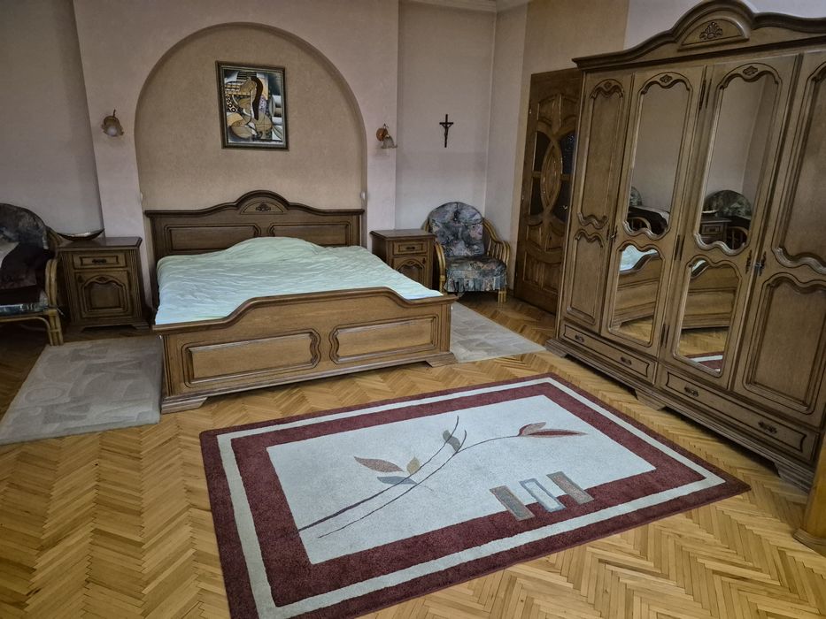 Продаж добротного будинку на два входи.