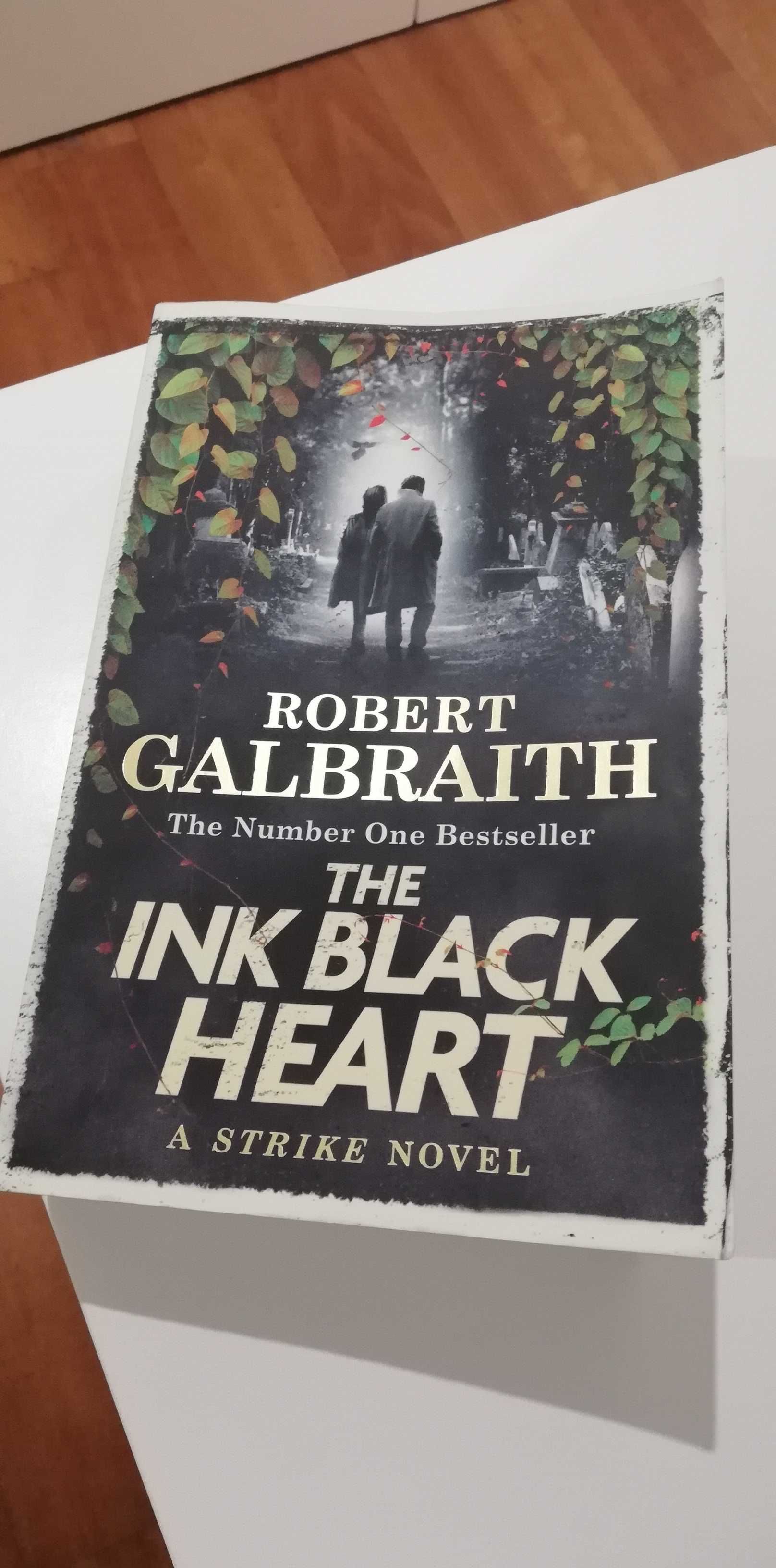 Livro "The Ink black heart", policial
