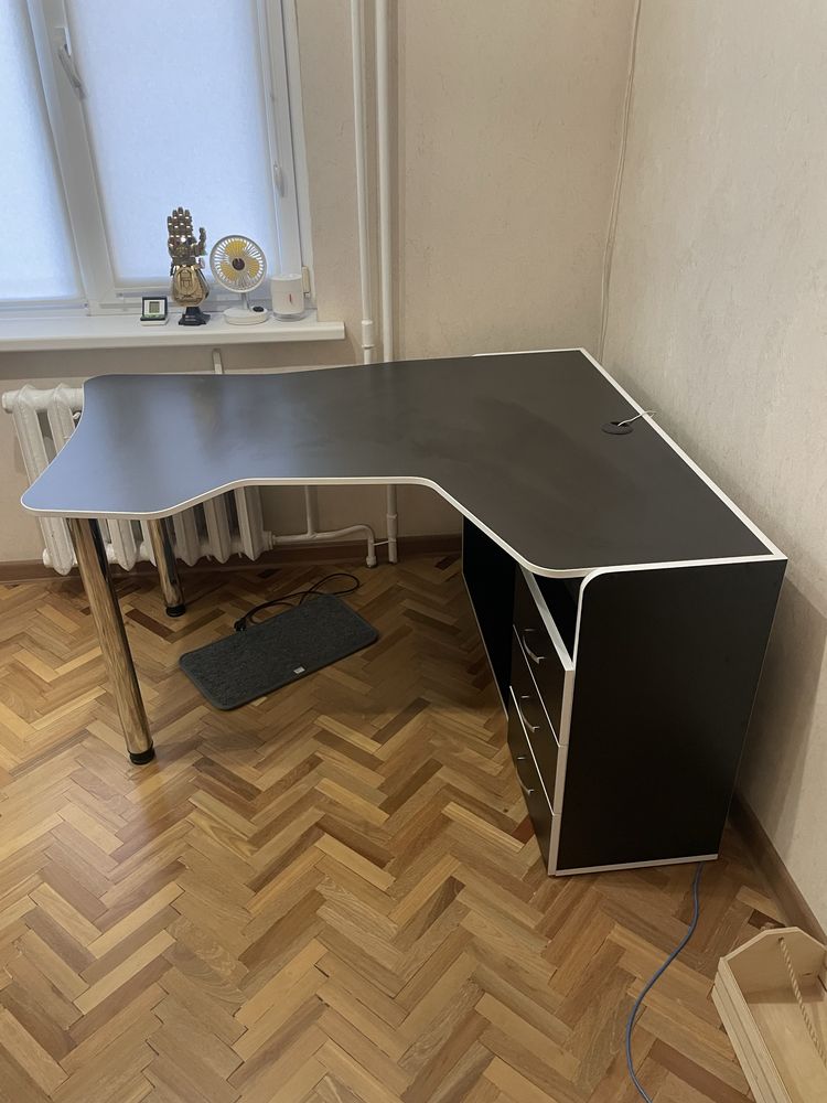 Компютерний стіл і геймерське ігрове крісло