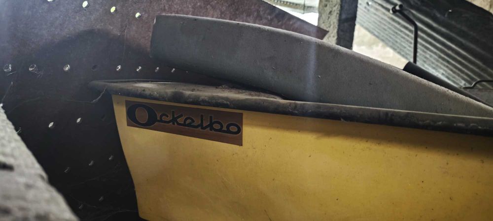 pequeno barco com motor Volvo com atrelado