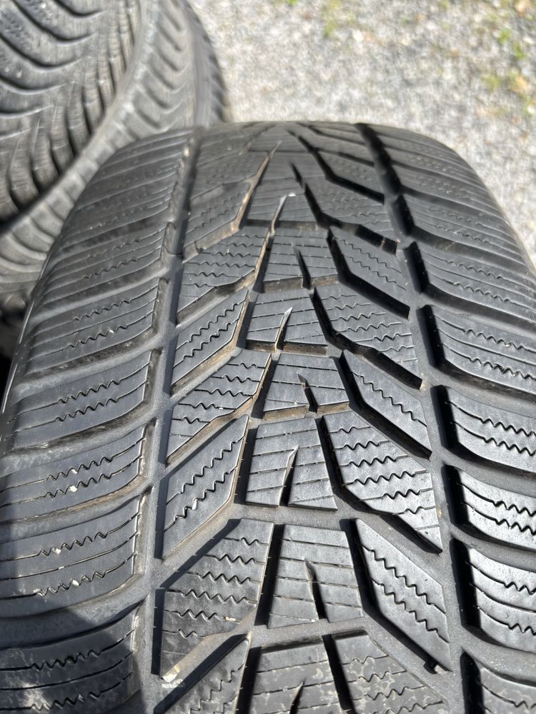 Komplet opon zimowych 235/55 R17 Hankook