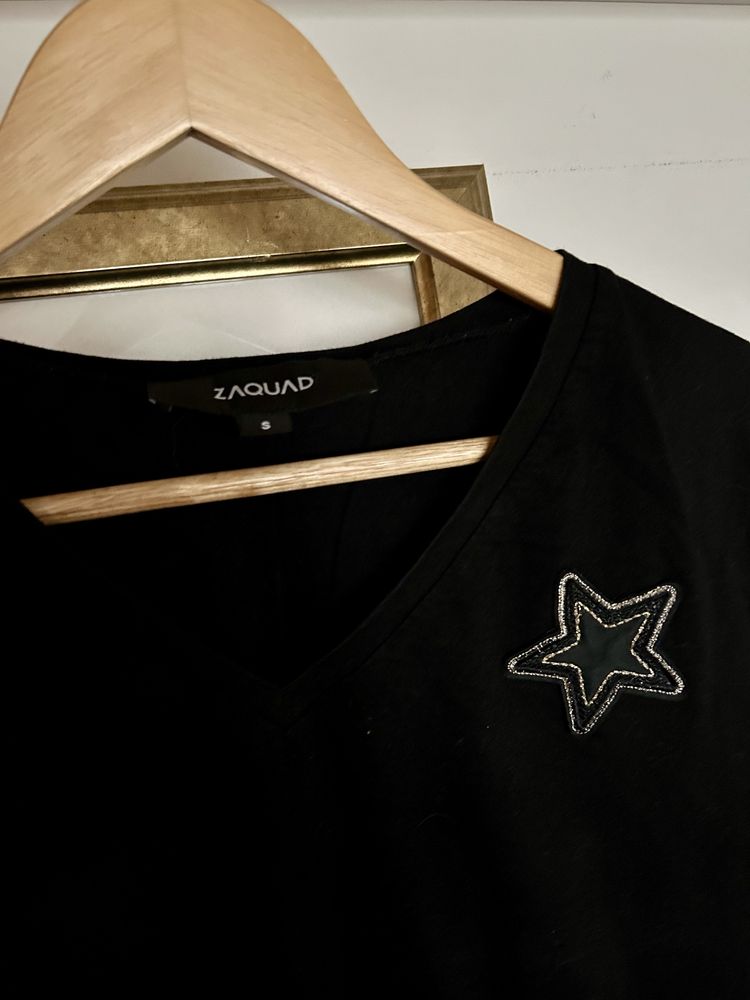 Święta Czarna bluzka Zaquad S 36 z gwiazdką Czarny t-shirt świąteczny