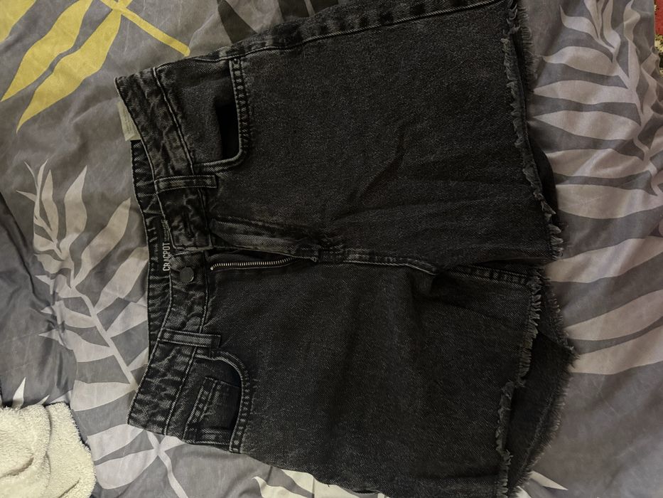 Продам джинсовые шорты