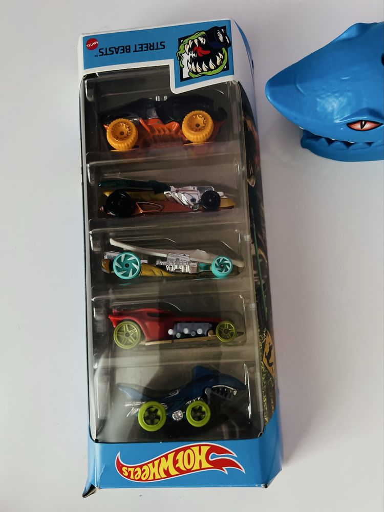 Набір hot weels 5 машинок та акула hot wheels