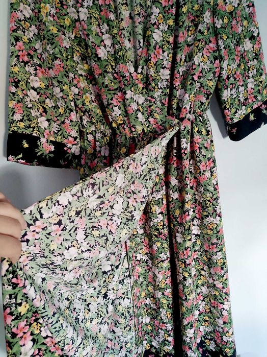 Vestido cruzado midi às flores, da Zara