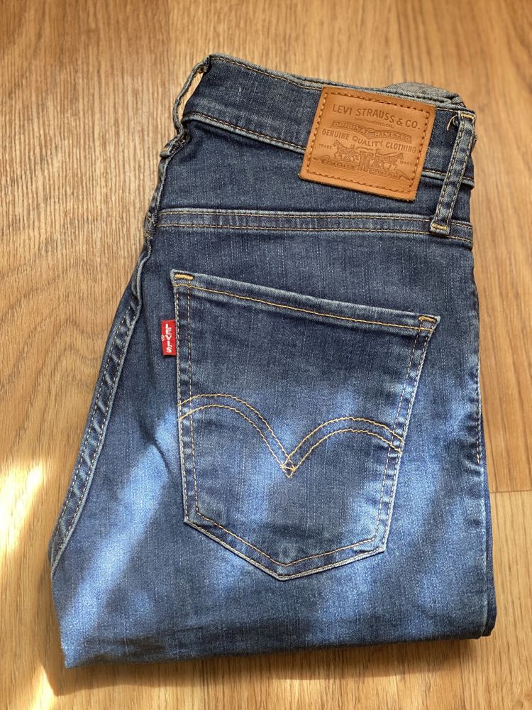 Джинсы levi's