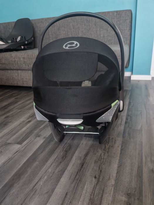 Fotelik Cybex T-size plus wraz z bazą obrotową
