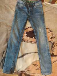 Продаж модних джинсів з потертостями