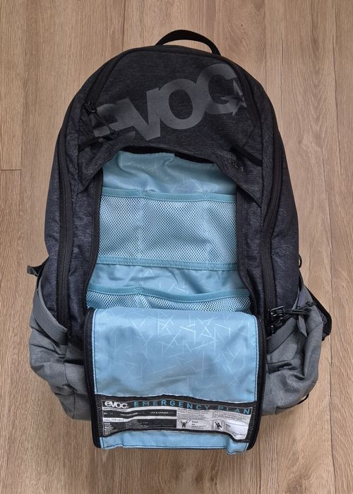 Plecak z ochraniaczami Evoc Trail 16 Pro plus siatka na kask