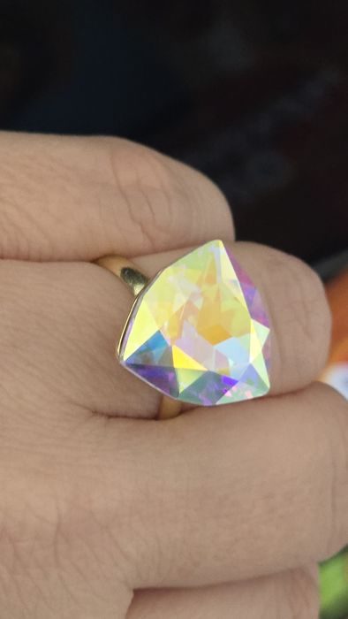 Cudowny pierścionek regulowany z opalizujacym oczkie.