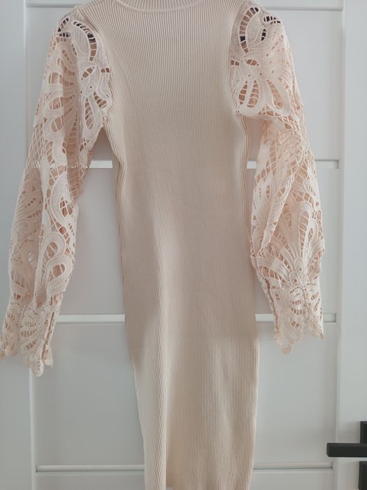 Beżowa sukienka z koronkowymi rekawami