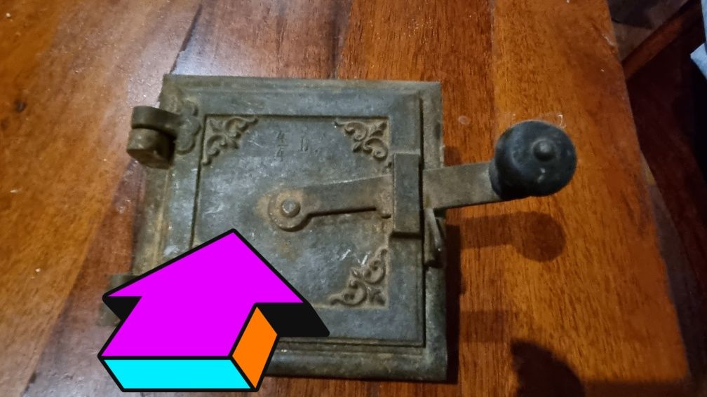 Stare metalowe drzwiczki wywietrznika rewizja