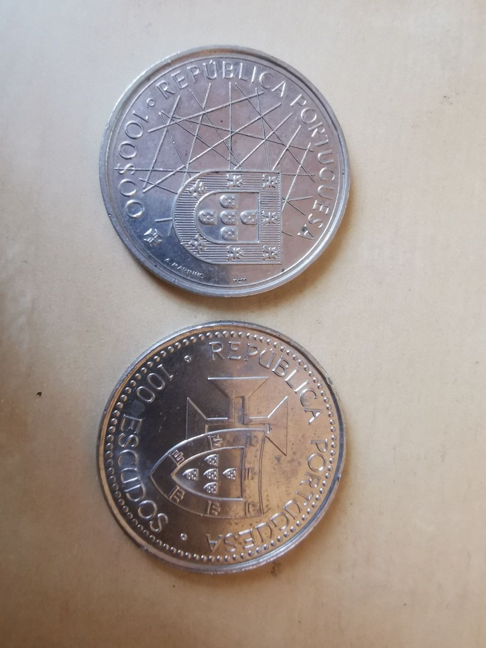 Duas moedas de 100 escudos