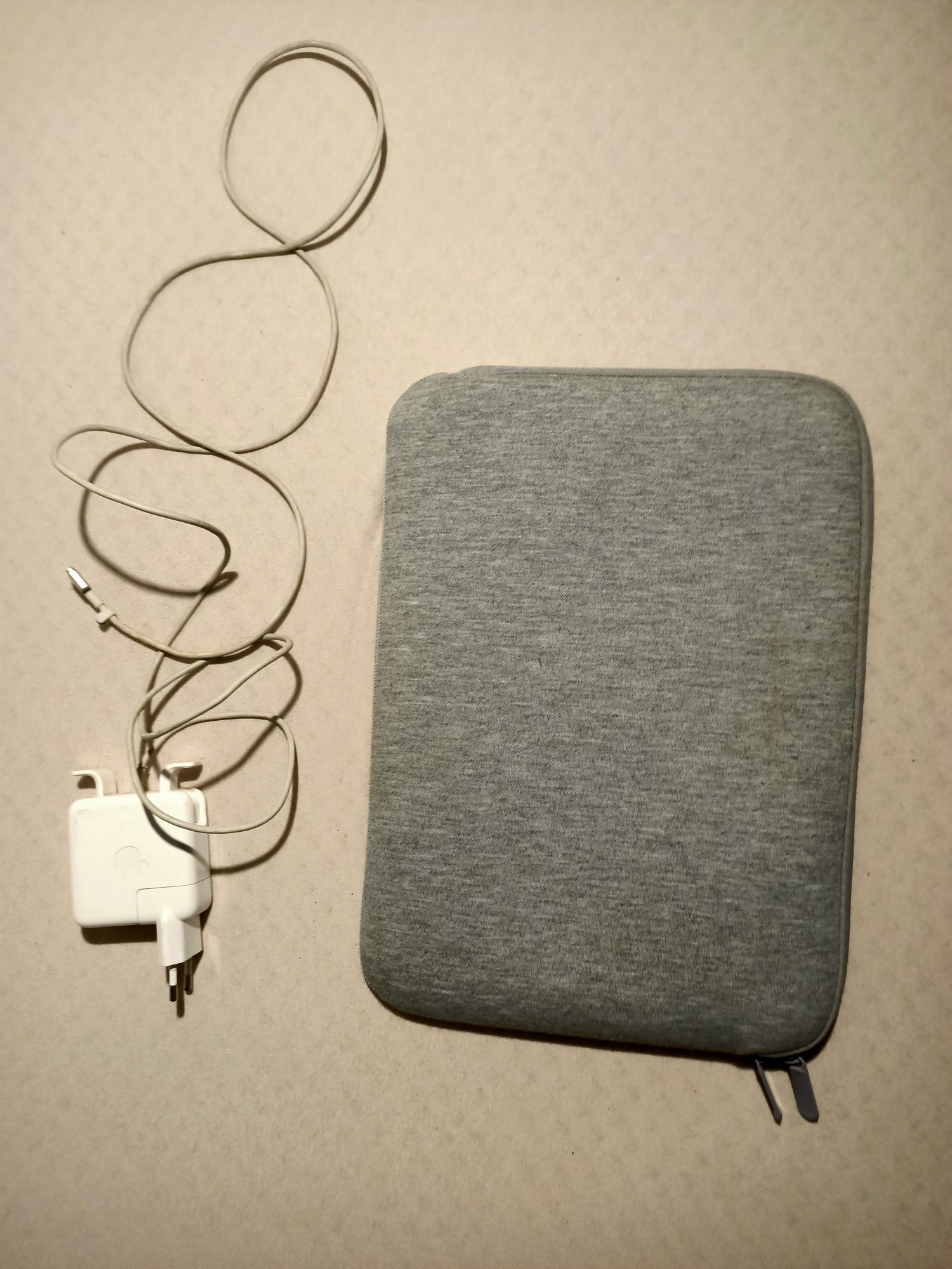 MacBook Air 6 2013 z ładowarką i etui