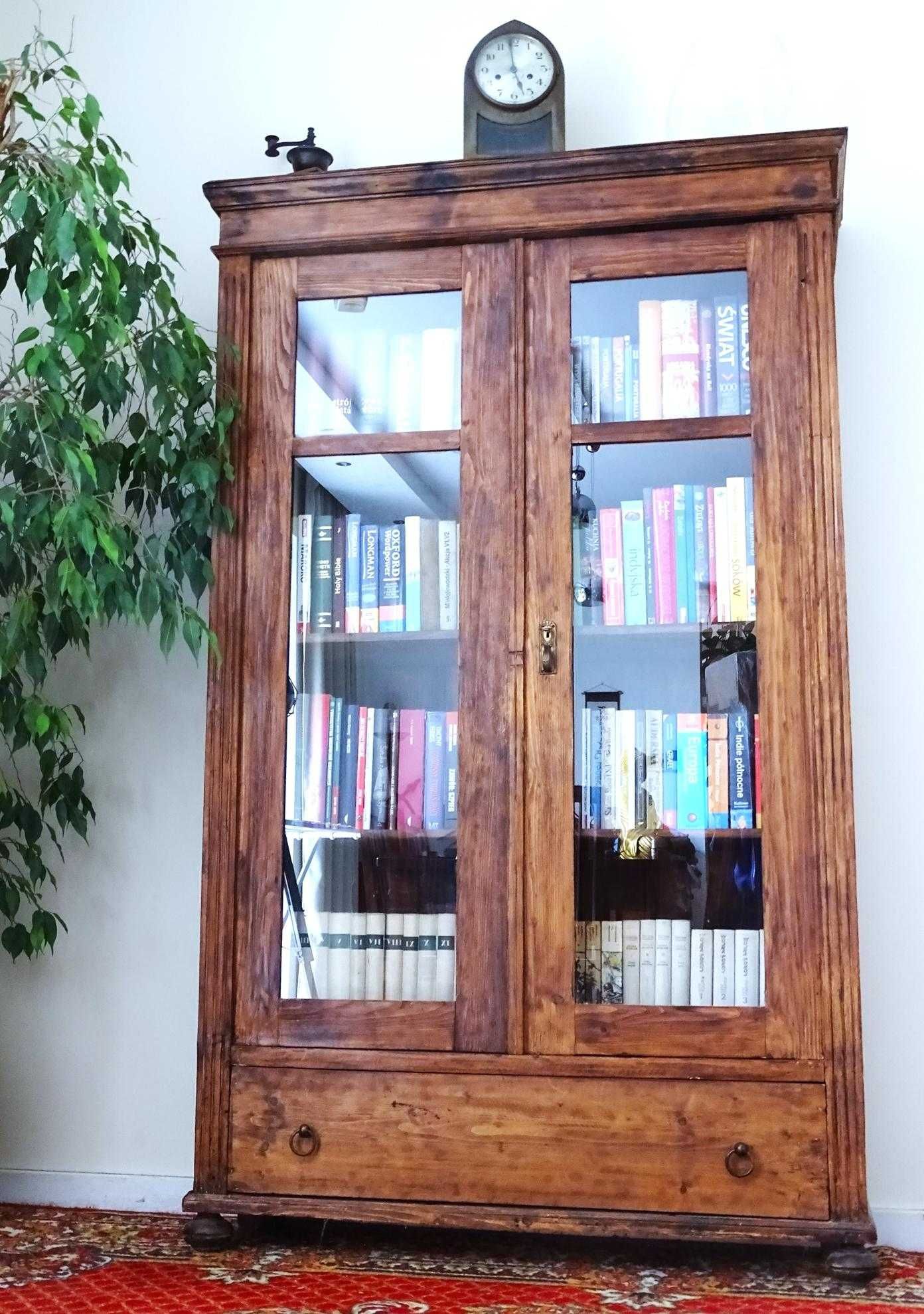 Biblioteka /witryna w stylu kolonialnym lub rustykalnym -cała z drewna
