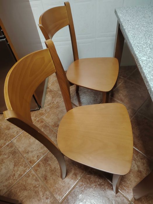 Mesa de cozinha em granito, com 4 cadeiras