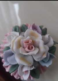 Cesto com flores em cerâmica muito bonito