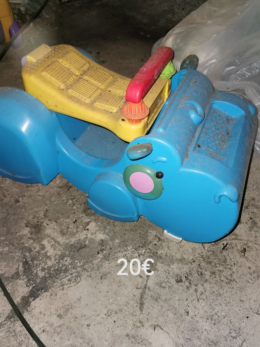 brinquedos de bebé e cadeira de refeição