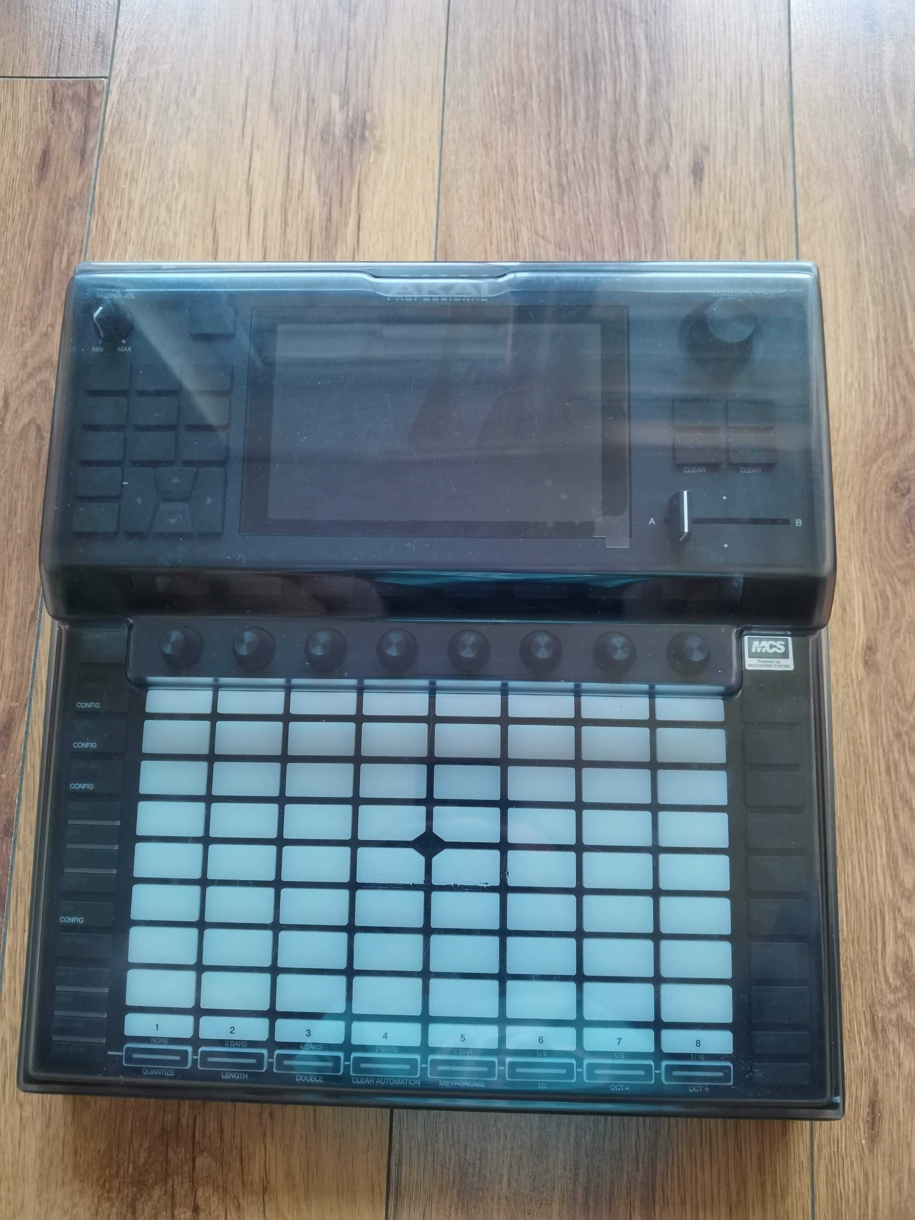 Akai Force + decksaver - groovebox sampler kontroler