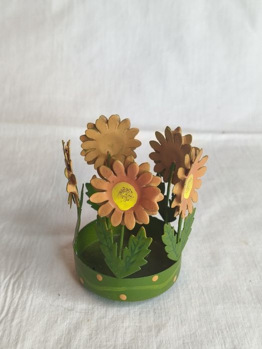 Metalowy świecznik na tea lights ze słonecznikami 20