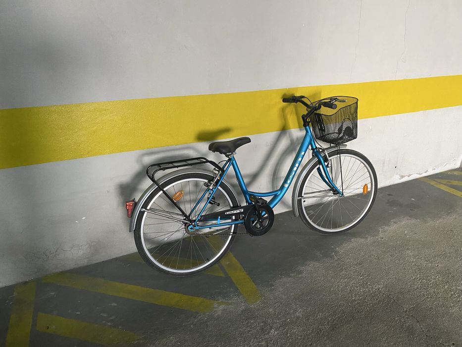 Bicicleta azul com cesto