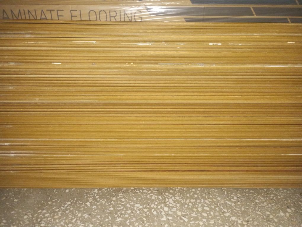 Panele podłogowe laminowane 27 m2 kolor złoty dąb + listwy podłogowe.