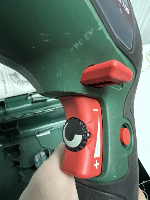 Дриль ударний Bosch UniversalImpact 700 у валізі Англія