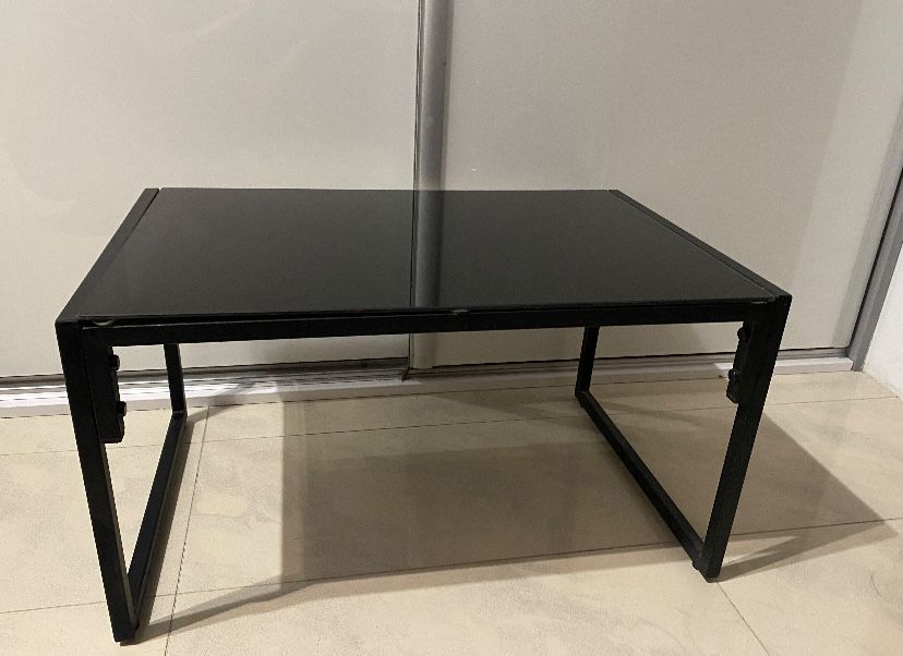 Nowoczesny stolik kawowy – szkło + metal, elegancki design