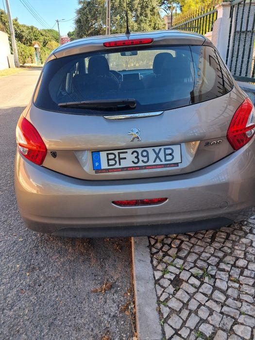 Peugeot 208 muito bom estato.