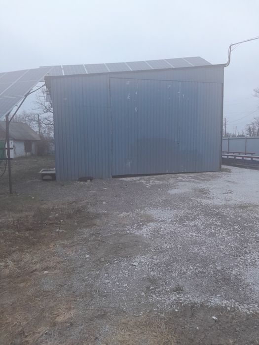 Продам двір з будівлями.