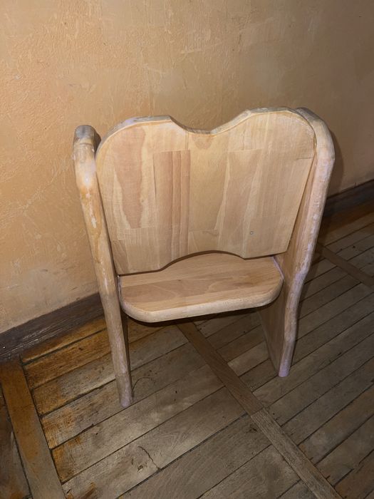 Деревʼяний стільчик