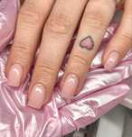 Manicure hybrydowy, wzmocnienie żelem, pedicure