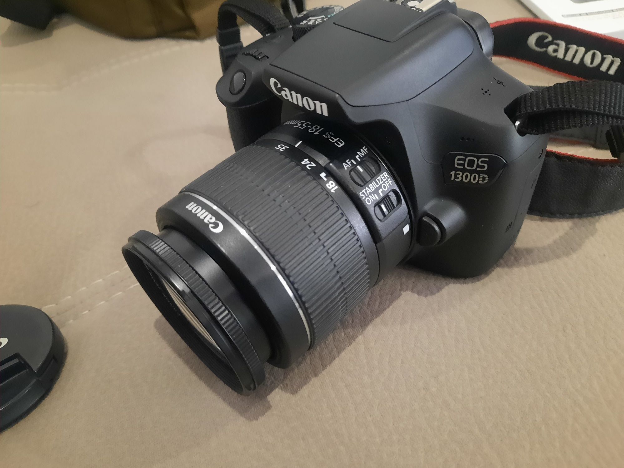 Máquina fotográfica Canon DSLR 1300D