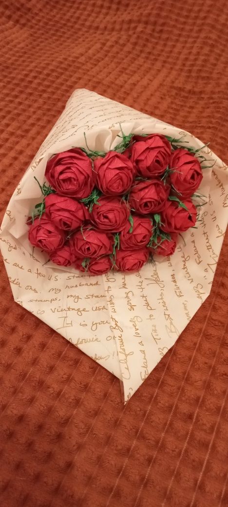 Букет роз из гофрированной бумаги