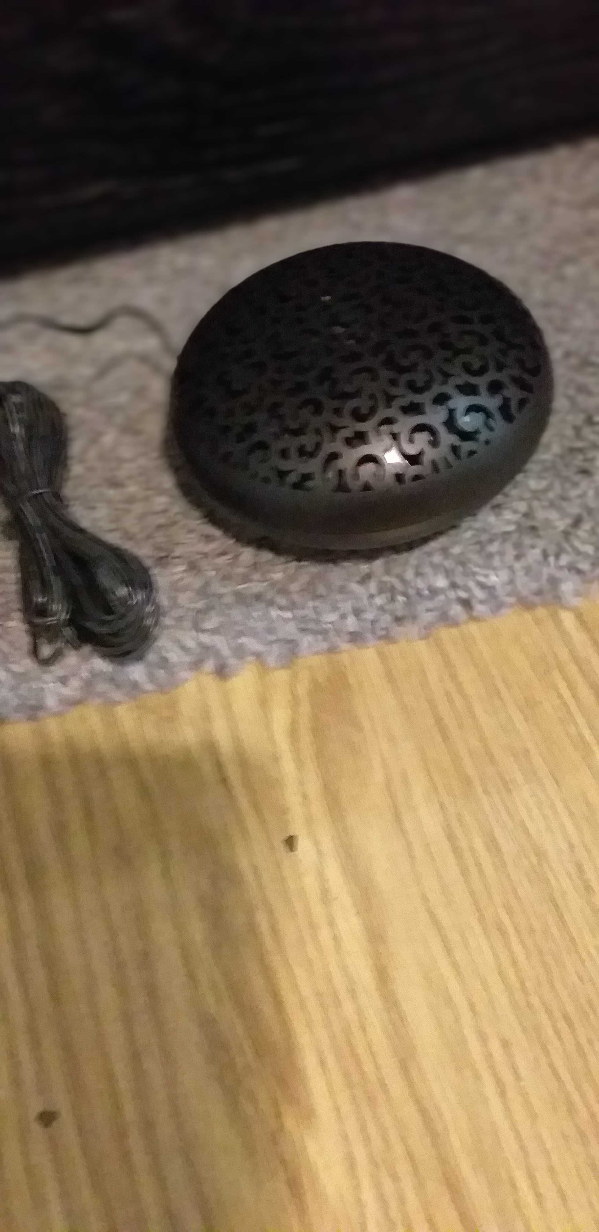 Szafka pod telewizor z 4 głośnikami, z przyłączami