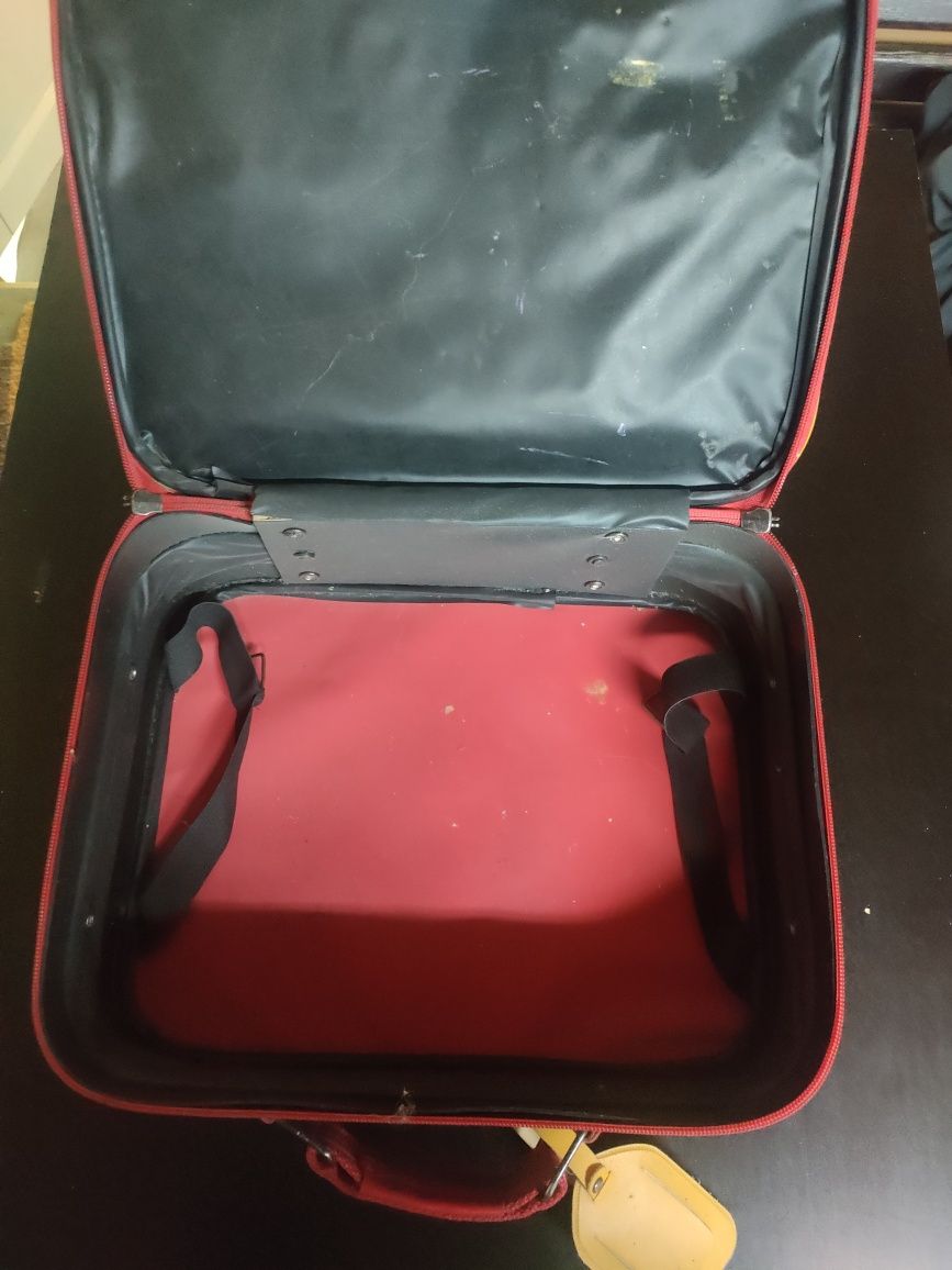 Stara mała walizka.