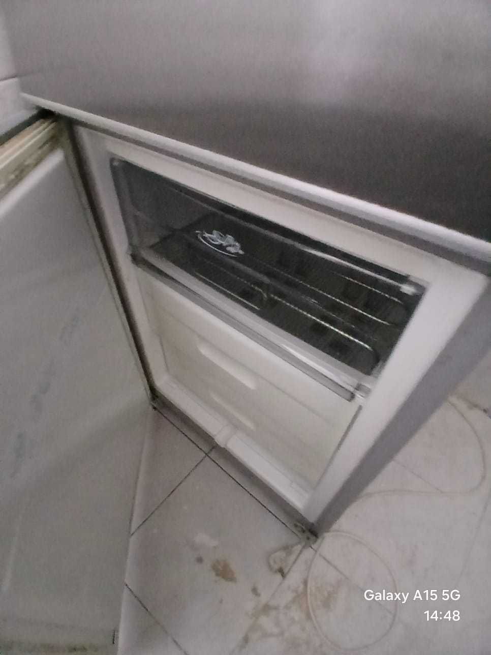Frigorífico novo pouco tempo em uso