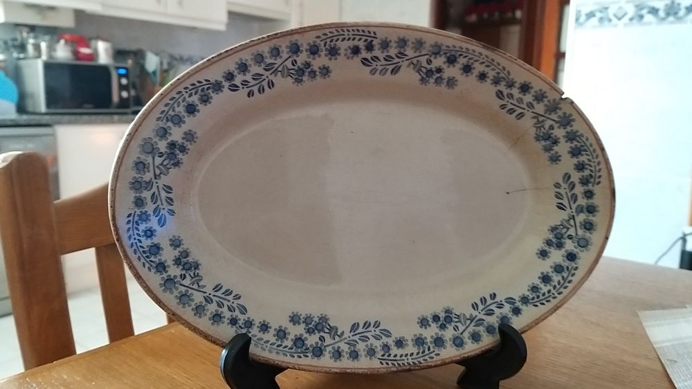 Vendo travessa, muito antiga, para quem gosta de velharias