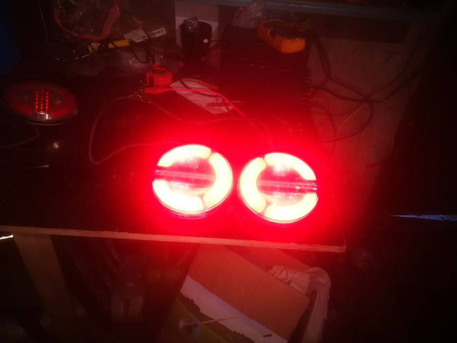 Круглі задні фонарі причіпа